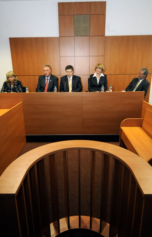 Premiér Topolánek řečnil při otevření justičního paláce v Plzni. 
