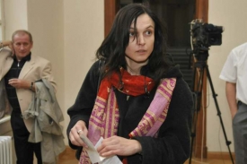 Helena Fahrnerov&aacute; přich&aacute;z&iacute; k brněnsk&eacute;mu krajsk&eacute;mu soudu.