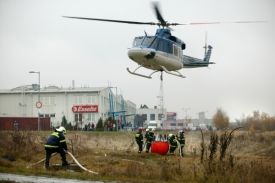 Požár pomáhal hasit i policejní vrtulník.