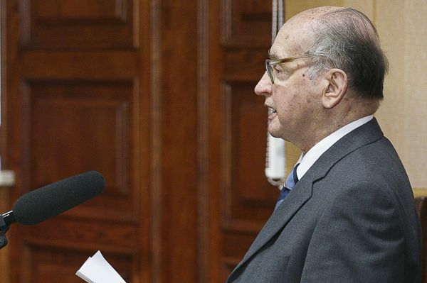 Polský exprezident Wojciech Jaruzelski čte svou obhajobu.