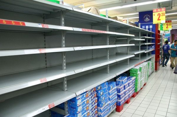 Regály s mléčnými produkty supermarketu v Nangingu zejí prázdnotou. Regály s mléčnými produkty supermarketu v Nangingu zejí prázdnotou.