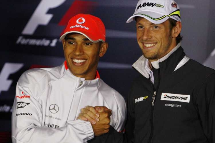 Dva piloti McLarenu: Jenson Button (vpravo), Lewis Hamilton.