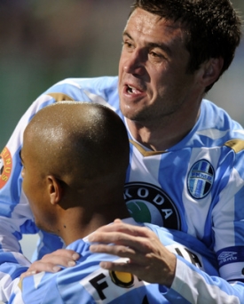 Marek Kulič a Ludovic Sylvestre v radostném objetí.