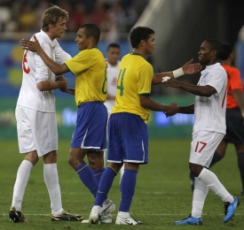 Útočník Jermain Defoe (na archivním snímku vpravo).