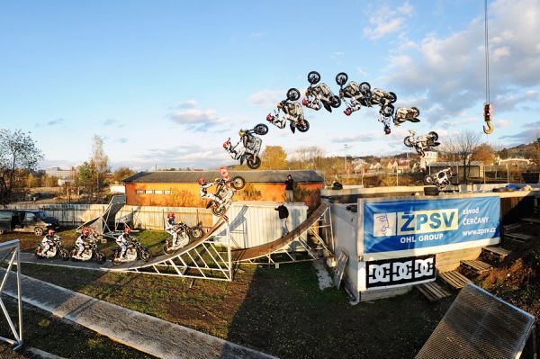 Takhle vypadá backflip. 