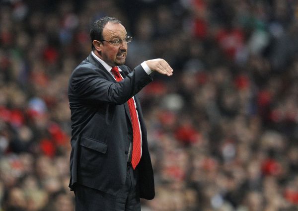 Rafael Benitez a jeho tečení do bot. 