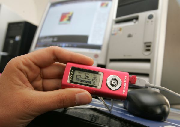 EU schválila větší ochranu uživatelů internetu.