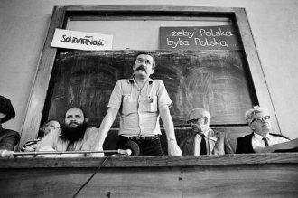 Walesa v dobách své slávy hovoří se studenty filozofické fakulty.
