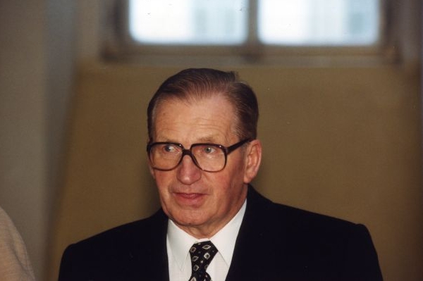 Pravice se silně aktivizuje s vědomím dr. Štrougala..., napsala StB.