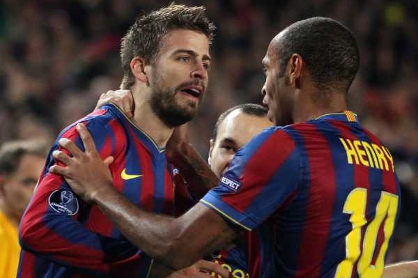 Piqué oslavuje s Henrym první gól do sítě Interu.