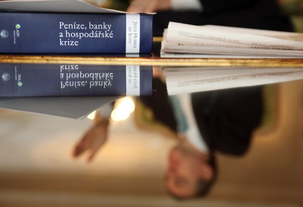 Podle šéfa MMF je ještě polovina ztrát v bankovním sektoru skryta. 
