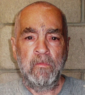 Vrah Charles Manson a jeho nynější podoba.