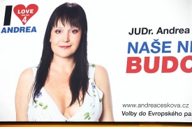 Předvolební Andrea číhala na hlasy na lavičkách i billboardech.