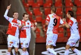 Radost fotbalistů Slavie po výhře nad druholigovou Karvinou.