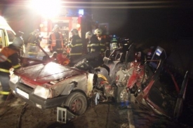 Do odstaveného favorita narazilo nákladní auto. Jeden člověk zemřel.