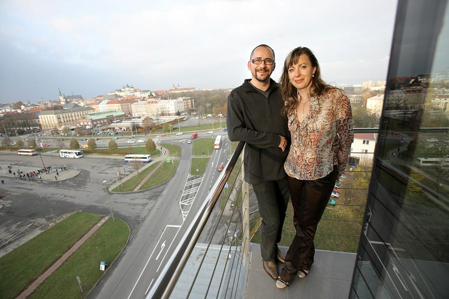 Z hnízda nad autobusovým nádražím majitelé vidí na Jeseníky. Z hnízda nad autobusovým nádražím majitelé vidí na Jeseníky.