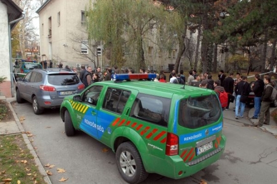 Spolužáci oběti jsou v šoku a navzájem se před univerzitou utěšují.