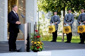 Ministr Jung při odkrytí památníku pro padlé vojáky bundeswehru.