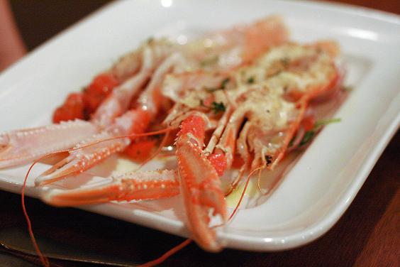 Dvojice obřích scampi na grilu. Dvojice obřích scampi na grilu.