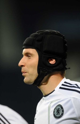 Brankář Petr Čech má stabilní formu. Chelsea na ni spoléhá i v derby.