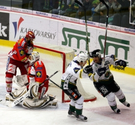 Karlovarští hokejisté se radují z branky v síti Slavie.