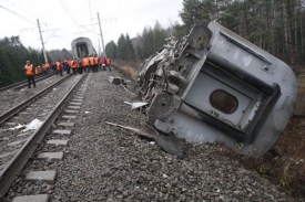 Vlak vykolejila exploze přímo pod vagonem.