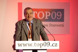 Karel Schwarzenberg pronáší volební projev.