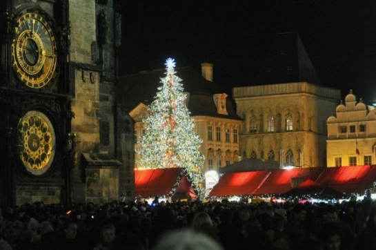 V 18 hodin bylo Staroměstské náměstí plné diváků.