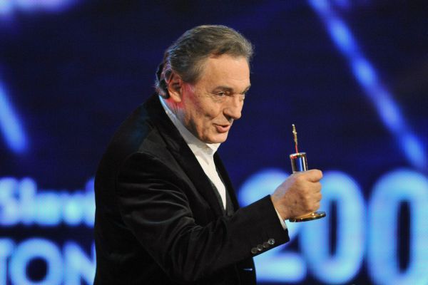 Karel Gott třímá pětatřicátého slavíka.