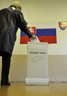 K urnám přišel jen zlomek oprávněných voličů.