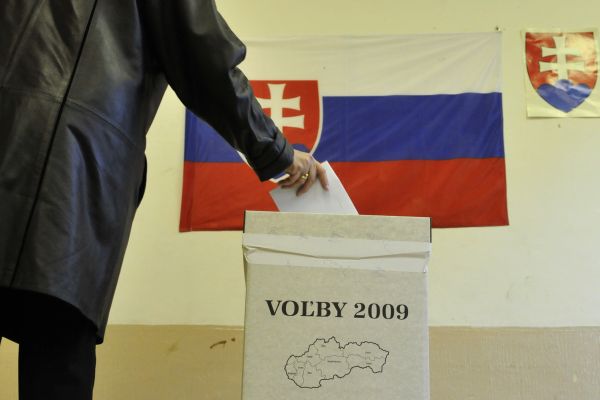 K urnám přišel jen zlomek oprávněných voličů.
