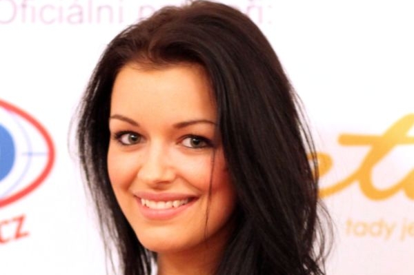 Jitka Válková postoupila v soutěži SuperStar mezi 40 zpěváků.