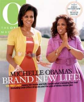 Oprah Winfreyov&aacute; (vpravo) p&oacute;zuje s Michelle Obamovou.