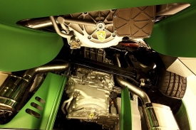 Benzinovému dvanáctiválci vypomáhá elektromotor o výkonu 100 k.