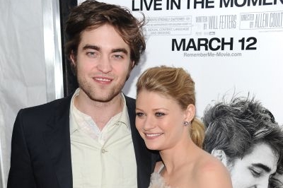 Pattinson a de Ravinovou na včerejší premiéře v Paříži.