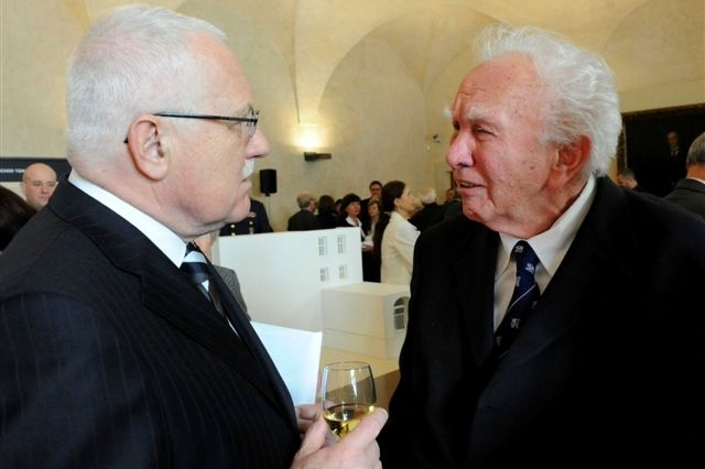 Prezident Klaus zahájil výstavu o T.G.M. Zde se Zdeňkem Mahlerem.