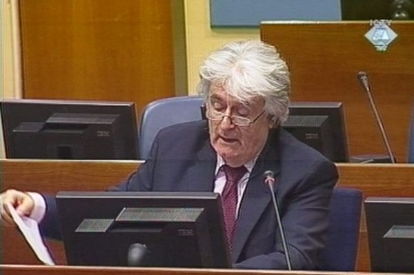 Bývalý předák bosenských Srbů Radovan Karadžić před soudem. Bývalý předák bosenských Srbů Radovan Karadžić před soudem.