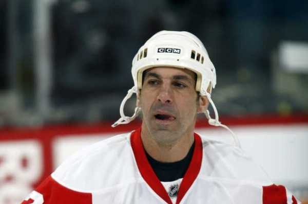 Americký hokejový obránce Chris Chelios se vrací do NHL.
