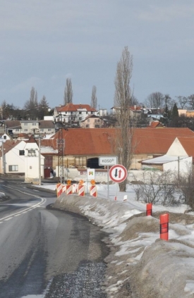 Sloup v Kosoři padl, díra v silnici zůstala.