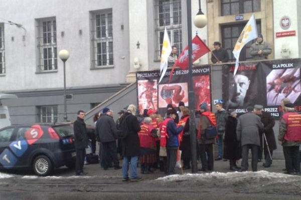 Plakát polské nadace Pro-Právo na život s Adolfem Hitlerem.