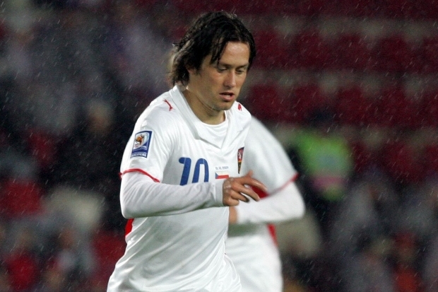 Český fotbalista Tomáš Rosický bude v duelu se Skotskem kapitánem.