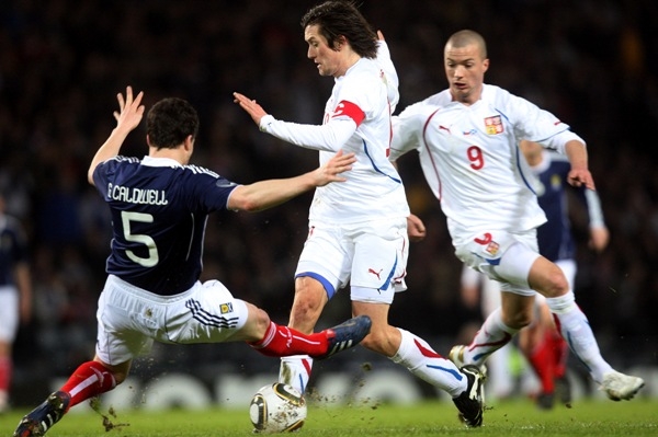 Tomáš Rosický (v bílém) se snaží obejít Skota Garyho Caldwella.