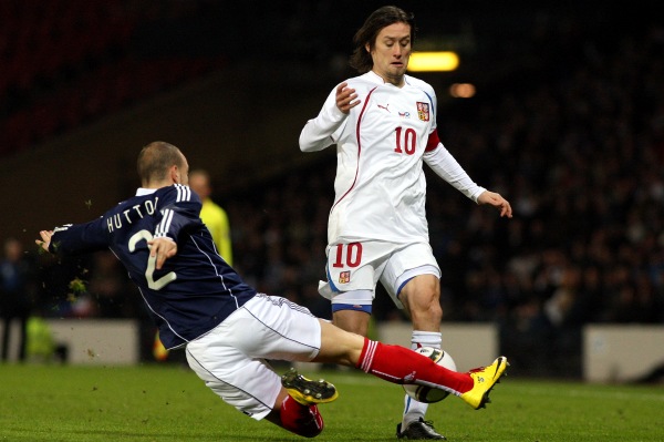 Tomáš Rosický (v bílém) při utkání se Skotskem.