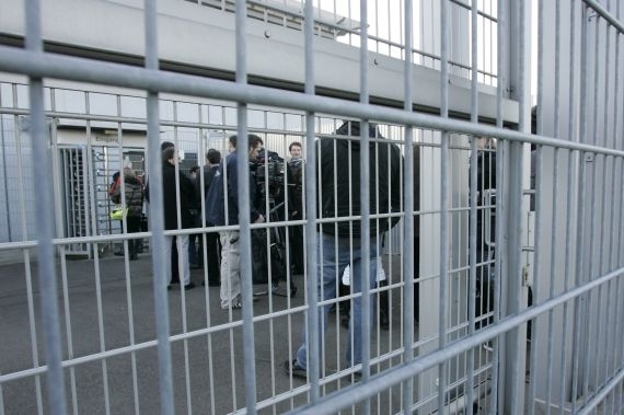 Lidé čekají na zahájení soudu s třemi muži obviněnými z terorismu.