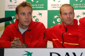 Berdych se v &uacute;vodn&iacute;m utk&aacute;n&iacute; střetne s Olivierem Rochusem (vpravo).