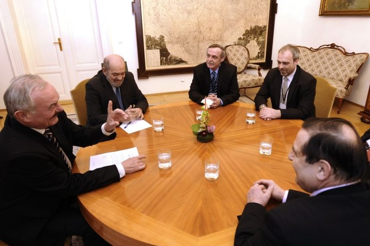 Šéf Senátu Přemysl Sobotka (vlevo) už s odbory jednal.