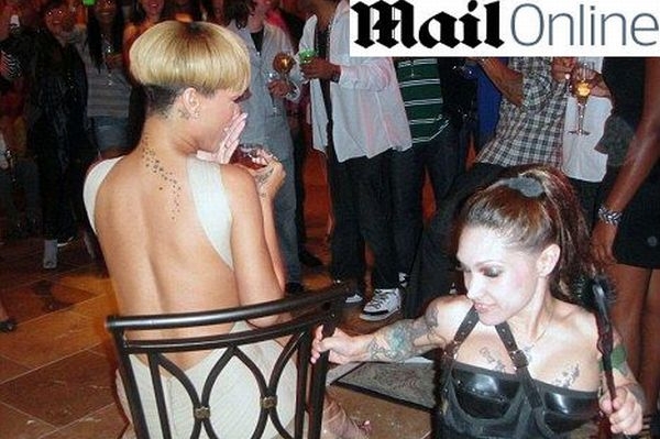 Rihanna dostala k narozeninové párty striptérku.