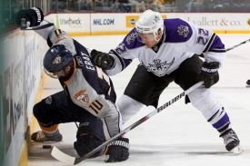 Martin Erat (vlevo) bojuje o puk v duelu s Los Angeles.