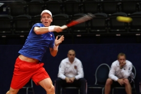 Tom&aacute;&scaron; Berdych v utk&aacute;n&iacute; s Olivierem Rochusem.