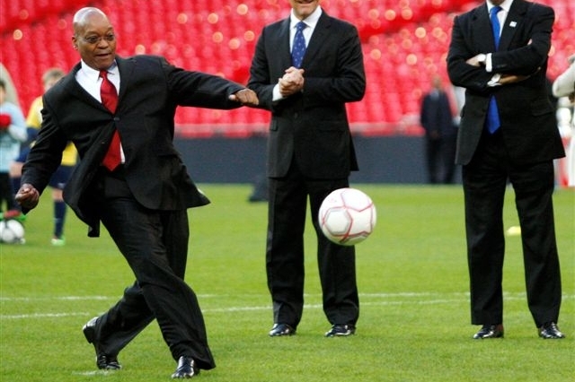 Prezident Jacob Zuma se chystá na šampionát. Prezident Jacob Zuma se chystá na šampionát.